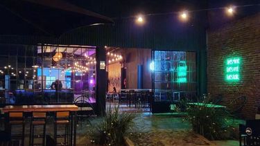 Vermont funciona en un salón de grandes dimensiones con capacidad para 120 personas.&nbsp;