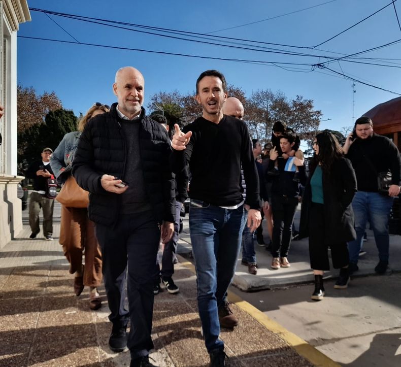 “POR ACÁ”. Nesupiller le señala el camino a Larreta al pasar junto al palacio municipal, este mediodía. &nbsp;