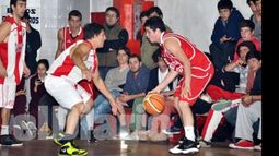 Entre Federicos. Michelini defiende a Parodi, en la ida jugada en el Rancho..