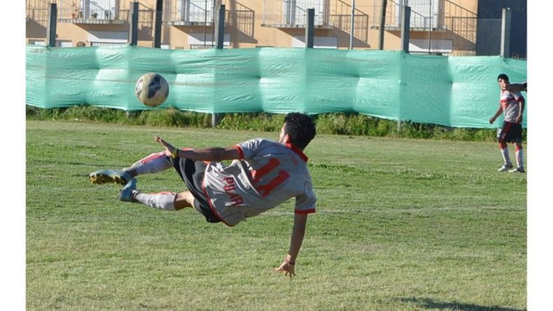 La pirueta de Gusti. Gustavo Fernández Acebedo concretó el 3-1 de Atlético sobre San Lorenzo en la Liga Escobarense de Fútbol, con esta tijera espectacular que retrató La liga con el lente de Fredy Caballero..