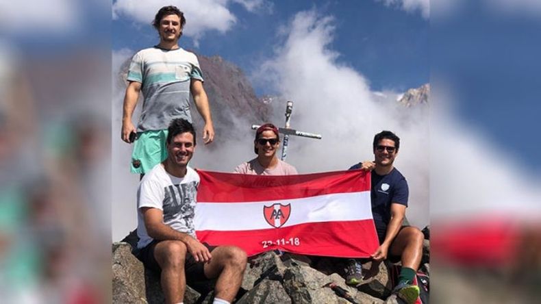 Cumbre. Los jugadores de Alumni, Franco y Martín Battezzati, Iñaqui Etchegaray y Lucas Chiocarelli, con Tomás Ceppi como instructor, dejaron por un rato la ovalada de lado para escalar el Cerro Iluso, en la provincia de Mendoza, que tiene una altura de 3.869 metros. Una vez en la cumbre, se animaron a plantar bandera y, obviamente, no podía ser otra que la del club de Tortuguitas..