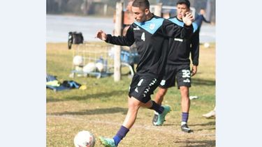 Epígrafe: PELOTA. Magallanes ya entrena con el Lobo en el predio NOA (foto @OficialGyEJujuy)..