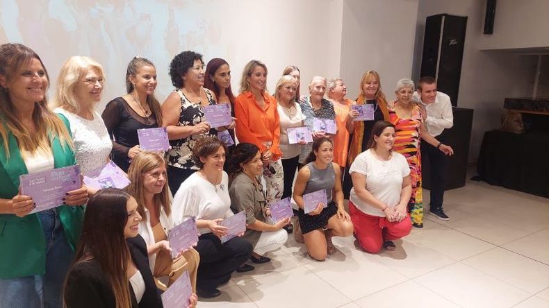 Gloria Galvagno rodeada de mujeres que destacaron su labor. .