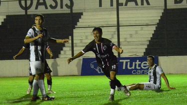 SONRISA PLENA. Lucas Chambi sale festejando con los brazos abiertos el primero de Real Pilar.
