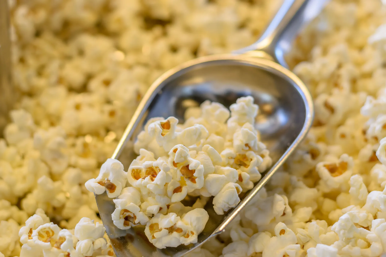 Comer pochoclos en los cines. (plus2fun.fr)..webp