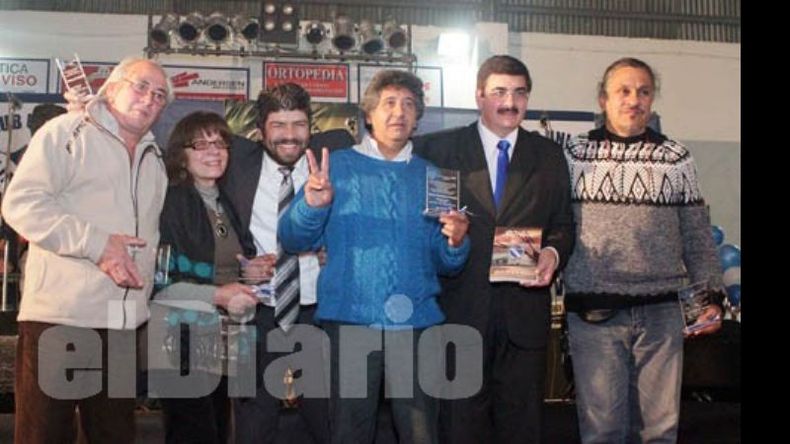 Uno de los puntos más altos de la noche fue la presentación formal del libro “Historias de la historia. 80 años del Club Unión de Del Viso”, confeccionado por el grupo A.L.M.A. En sus hojas, la historia de un club que fue testigo del crecimiento de la localidad de Del Viso. Sus creadores adelantaron que se hará un documental con las historias e imágenes que contiene el libro..