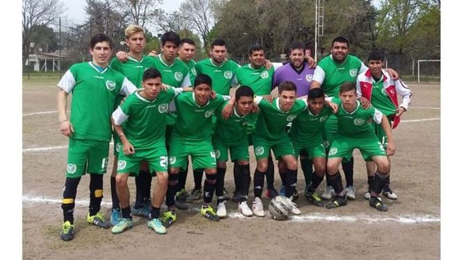 TOMÓ LA CIMA. La Sub 20 de Abrojal, que ahora lidera el torneo, a 4 fechas del cierre..