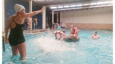 CIERRE. Los chicos de la Escuela disfrutaron del último día en la pileta..