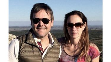Farré empleó tanta fuerza cuando asesinó a su esposa que dobló las hojas de los dos cuchillos que empleó para asesinarla y le quebró la punta a uno de ellos cuando..
