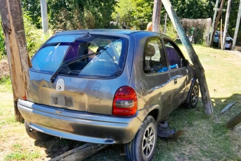 El auto en el que se escapaban los delincuentes.