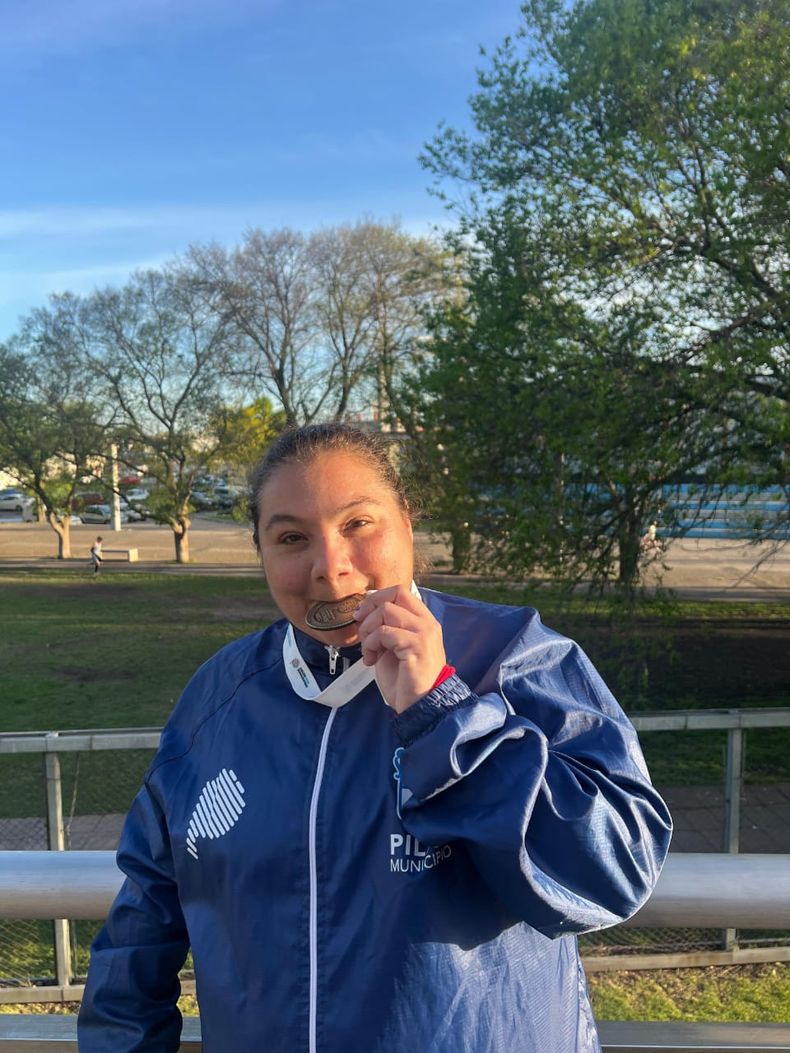 CAMPEONA. Patricia Aguirre muerde su medalla de oro que logró en 50 metros espalda.