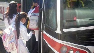 CORRIÉNDOSE AL FONDO. Buscan que los chicos no paguen boleto..
