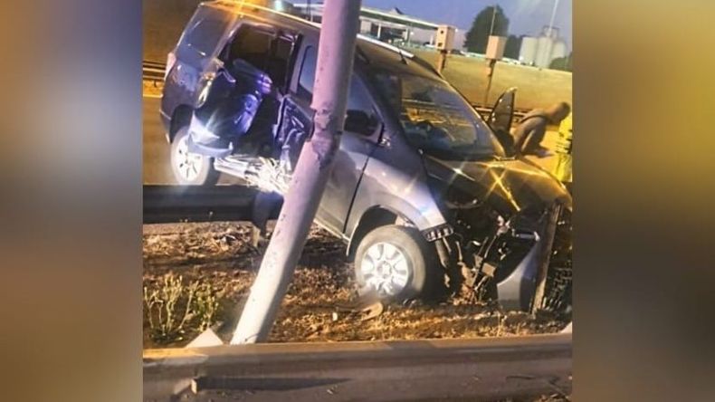 La acompañante del conductor del vehículo tuvo que ser hospitalizada. Foto @juancaimpacto..