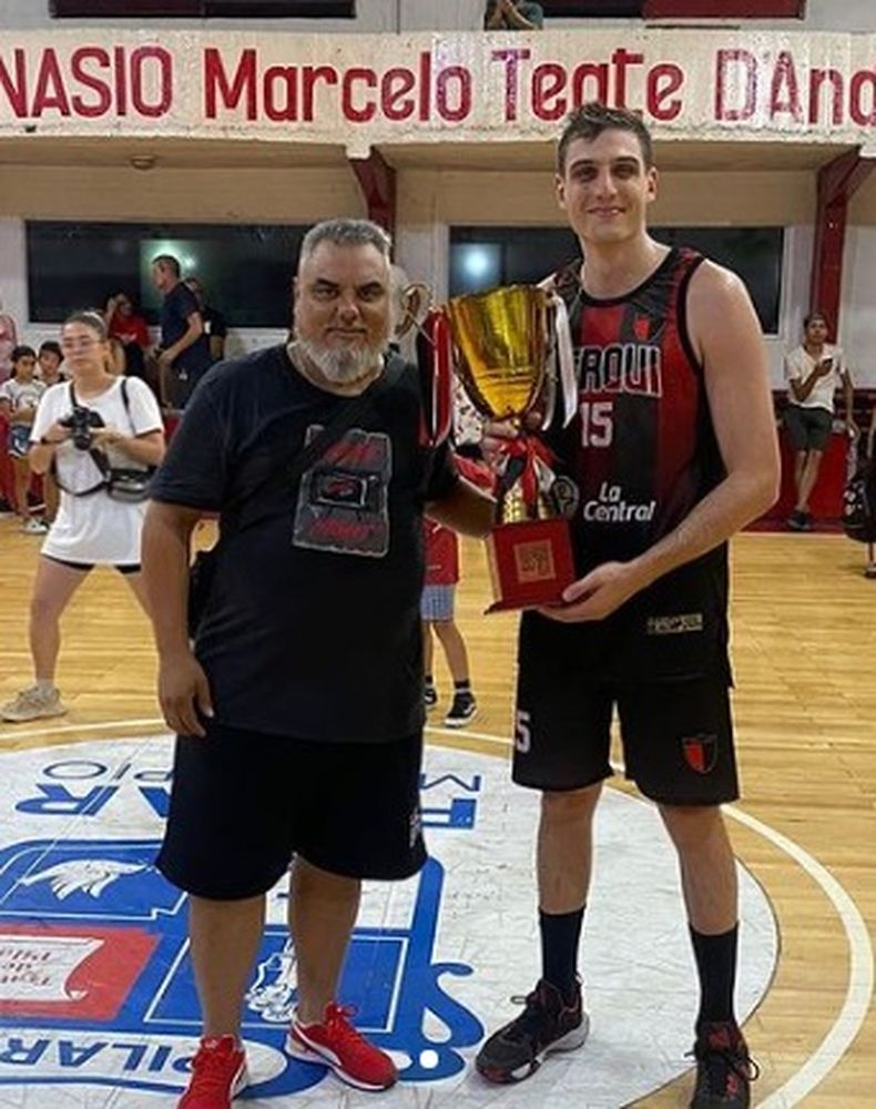 Guillermo López recibió la Copa como capitán de Presidente Derqui.