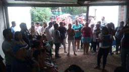 SOLIDARIOS. En la sociedad de fomento, los vecinos se organizan contra el remate..