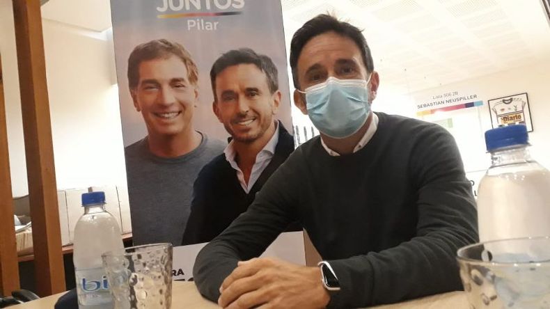 NEUSPILLER POR DOS. El candidato de Juntos se mostró en su oficina. Lo acompañaron Cáceres y Villar..
