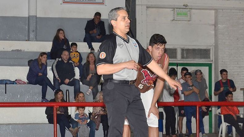 SOLIDARIO. Moncloba dirigió el amistoso entre Derqui y Platense..