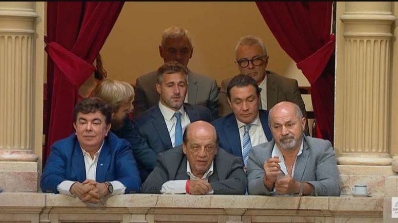 BALCÓN. Achával junto a dirigentes peronistas, en el Congreso. .
