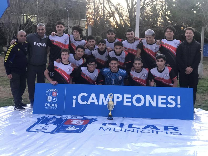 CAMPEONES. Los chicos de Pelota de Trato ganaron la Liga Municipal.