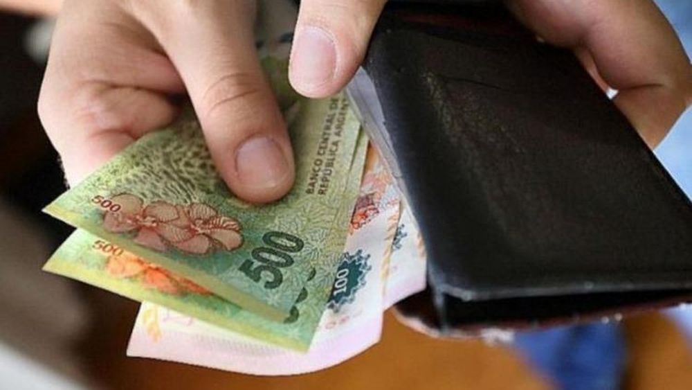 A partir del corriente mes, el ingreso mínimo pasa a $383.800.