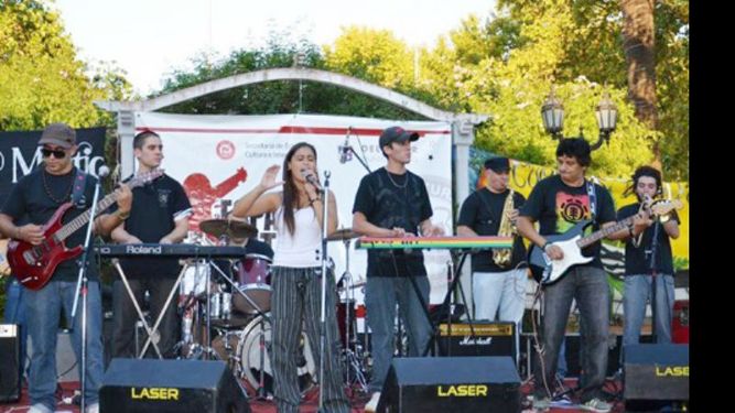 Amerikan Mystic desplegando toda su música en el anfiteatro de la plaza 12 de Octubre..