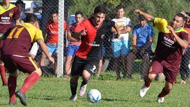 Fernando Domínguez avanza ante la marca de Rodríguez y Aranda. .