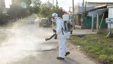 HOMBRES DE BLANCO. La desinfección se hizo costumbre en los barrios..