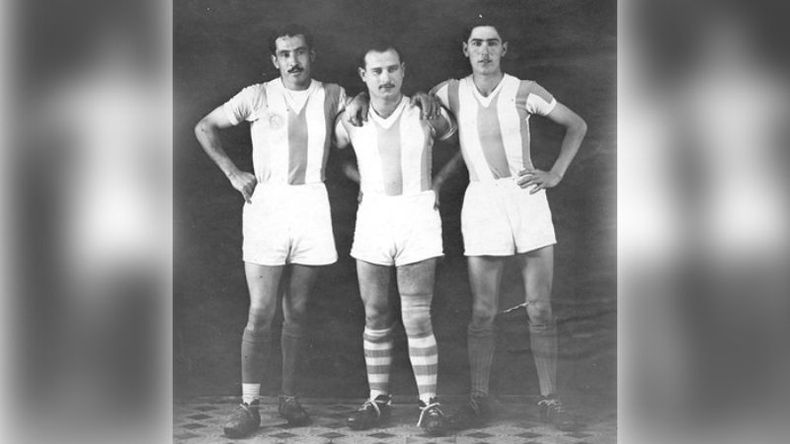 Fuera de la cancha, en una producción especial, losfutbolistas son retratados en una imagen de la década de 1940..