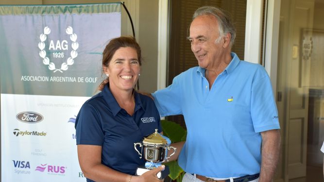 CAMPEONA. María Olivero con el trofeo tras imponerse en la Categoría A.