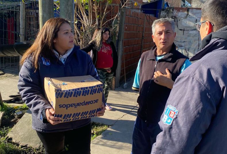 ASISTENCIA. Los equipos municipales hacen llegar ayuda a los damnificados por el temporal.