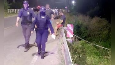 CURVA PELIGROSA. La policía trabaja en el lugar del accidente fatal, sobre el puente del arroyo Pinazo. Foto @juancaimpacto.