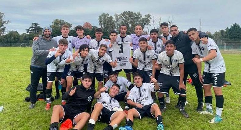 FELICIDAD. La Tercera División de Real Pilar posa tras la victoria en Derqui.
