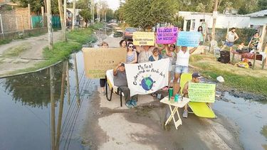 PROTESTA. Los vecinos simularon una laguna a orilla de los baches..