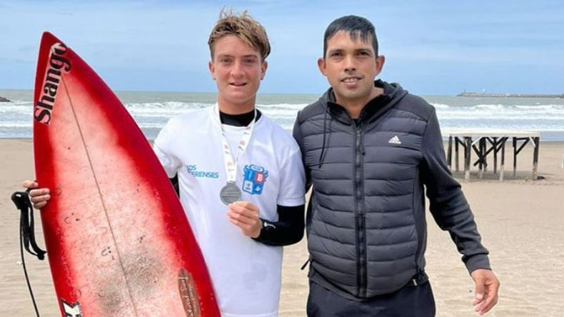 Francisco Cosoleto, Plata en surf, junto al director de Deportes, Fernando Trillo. .