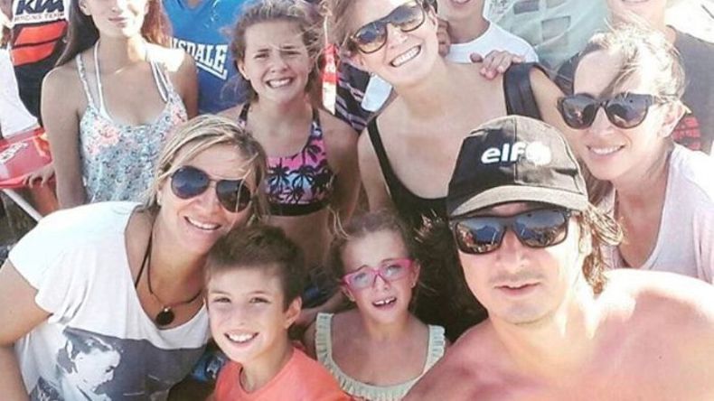 LA BARRA DE CHELO. Marcelo Marchesse fue a Villa Gesell a disputar una nueva edición del Enduro del Verano y se llevó a toooooda esta gente para alentarlo. “Siempre que veo la bandera a cuadros sé que están conmigo ahí”, les dedicó en su cuenta de Instagram..