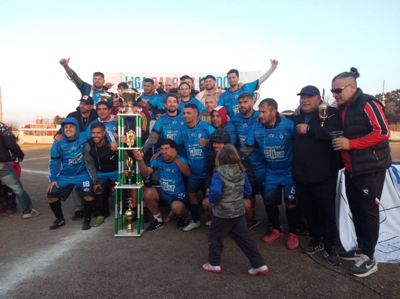 CAMPEÓN. Monarca FC al coronarse en el torneo +35 de la Liga Barrios Unidos.