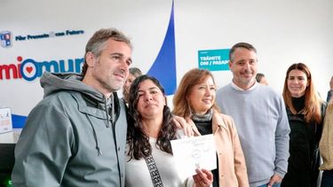 TRÁMITES MÁS CERCA. Achával y Laurent, junto a los vecinos, en la inauguración del Registro Civil de Manzanares.