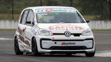 CARRERA. Vázquez y su VW Up buscarán ser competitivos en la final del domingo..