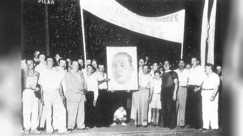 Militantes peronistas espera n ansiosos el paso de su líder Juan Domingo Perón, en la estación del Ferrocarril San Martín. A la derecha, todo de negro, Luiso Lagomarsino. La imagen es del año 1953..