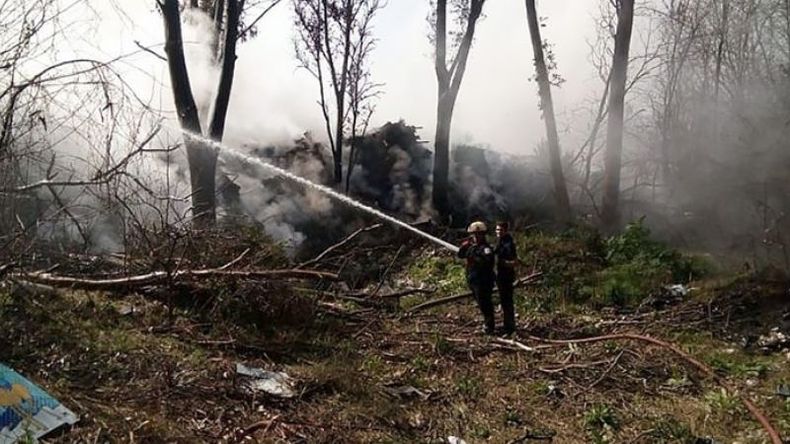 FUEGO. Bomberos interviniendo en uno de los tantos incendios..