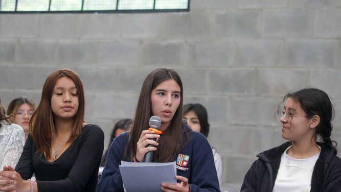 DEBATE. Cientos de jóvenes de todo el distrito se reunieron en el Club Municipal Luchetti de Villa Rosa.