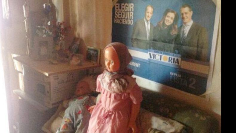 Seguidores. “Los vecinos de Zelaya nos abren las puertas de sus casas y nos encontramos con esta sorpresa...” tuiteó ayer el kirchnerista Santiago Laurent. En la foto se ve cómo detrás de las muñecas, este vecino adornó su pared con un afiche de la campaña local del Frente para la Victoria..