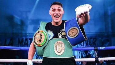 PUÑO AL FRENTE. Yamil festeja el triunfo con sus cinturones.