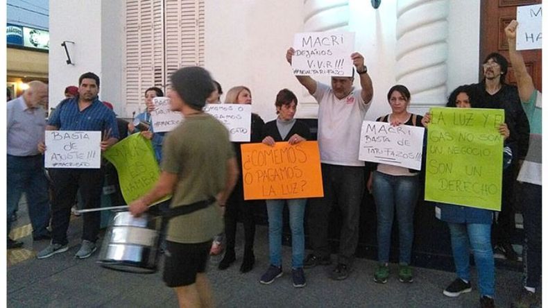 CARTELES. Manifestantes reclamaron que se retrotraiga el tarifazo..