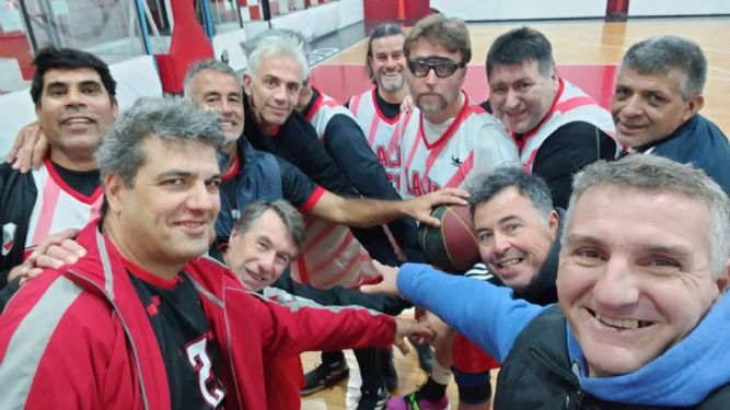 Las manos unidas de los pilarenses que lideran su grupo..