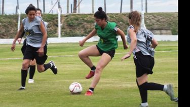 El picadito: más lejos de la ola de marketing y cerca del deporte que se ama. Las chicas disfrutan del juego..