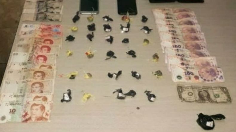 En el vehículo se incautaron 30 bagullos de marihuana, dinero y celulares. .