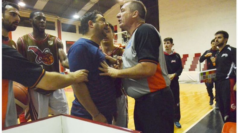 CARA A CARA. Vázquez (DT de Platense) y el árbitro Zukowski antes de la suspensión..