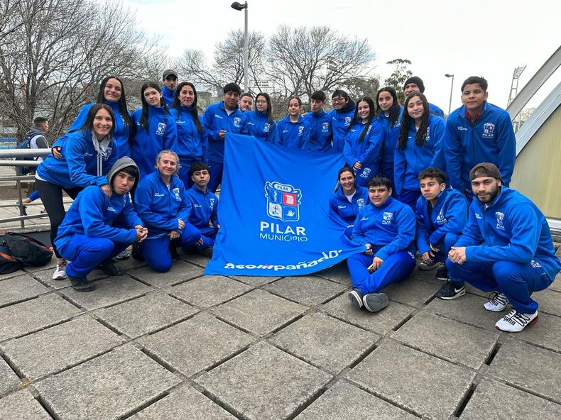 Grupo de nadadores pilarenses durante la competencia en Mar del Plata.&nbsp;