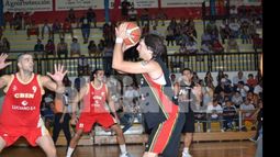 Irigoyen intenta vulnerar la defensa local. (Foto: F.Caballero).